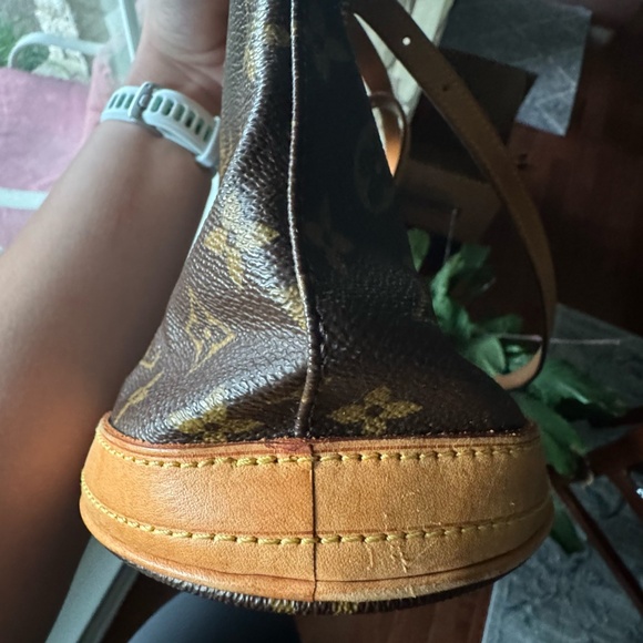 Louis Vuitton Monogram Bucket Bag - Picture 4 of 13